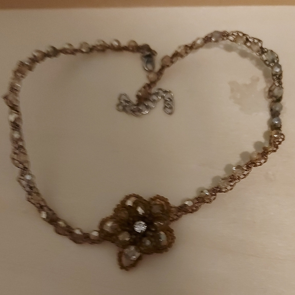 Chic Floral Necklace in Gold and Silver